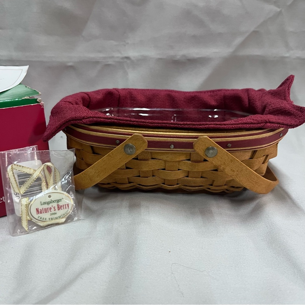 2006 Longaberger Christmas Collection  ~ w/Fabric Liner, Tie On, & Plastic Liner